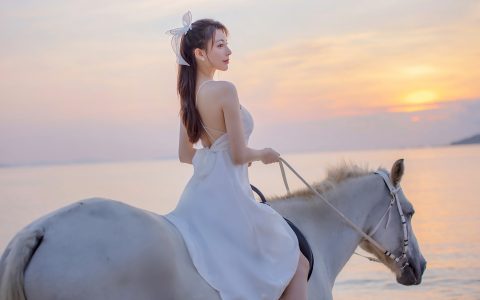 海边身穿白裙的刘奕宁骑着白马夕阳美景壁纸