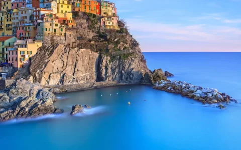 意大利五渔村蓝天白云下秀美风景全屏手机壁纸