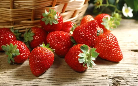 新鲜的草莓个个饱满清新香甜高清图片桌面壁纸【4】