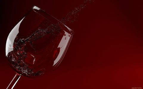 晶莹剔透的红酒倒入酒杯瞬间飞溅桌面壁纸图片【17】