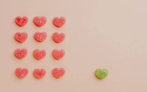 颜色各异的糖果药丸心形好看又美味桌面壁纸【6】