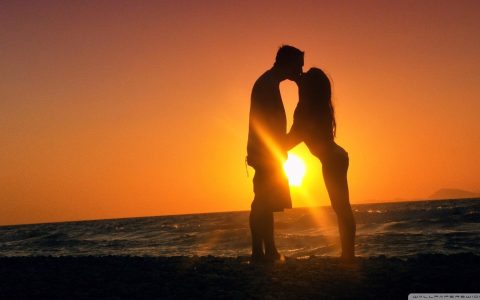 海边浪漫情侣接吻唯美风景桌面壁纸