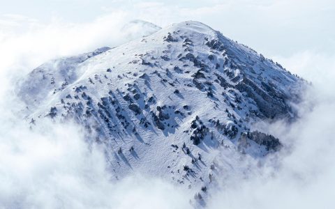 云雾缭绕的雪山自然风景壁纸