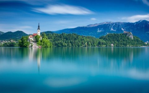 高清斯洛文尼亚最美的湖泊布莱德湖电脑桌面壁纸