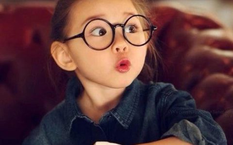 可爱的带眼镜的小女孩手机壁纸图片