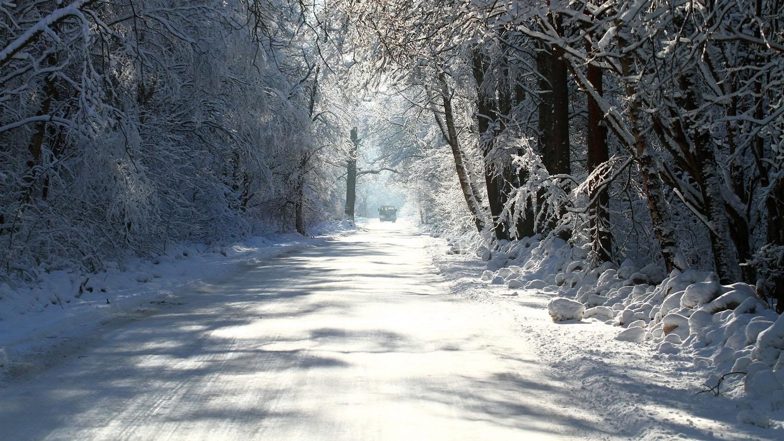 寂静的被雪覆盖的公路风景桌面壁纸插图